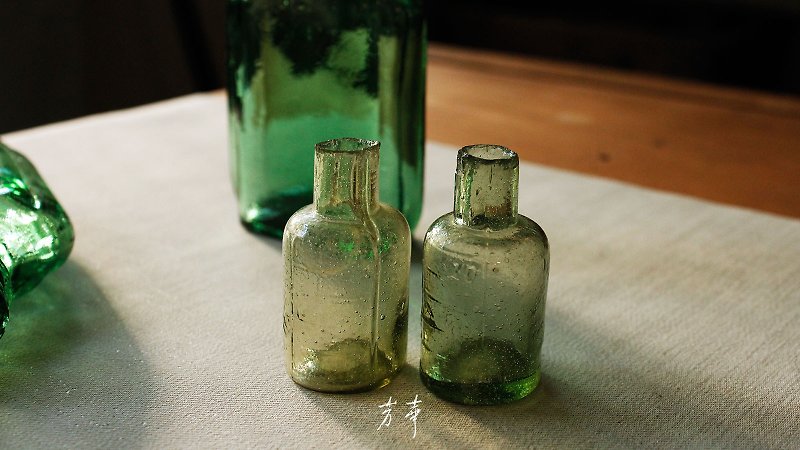A pair of Japanese medicine bottles - Other - Glass 