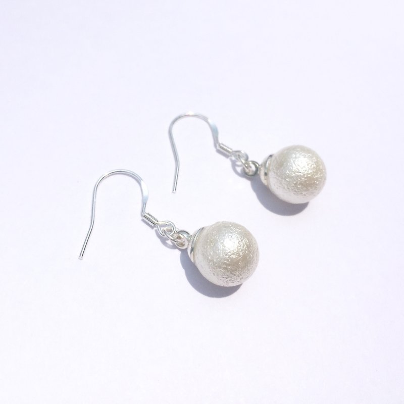 【若桑】|飄|棉花糖。空氣珍珠。s925銀 耳鉤/純銀耳環/耳飾。法式耳環 - 耳環/耳夾 - 塑膠 白色