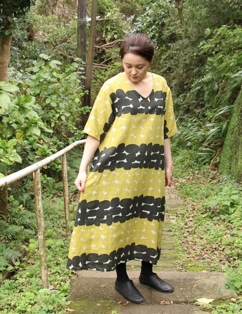 黒と黄色の柄、麻のワンピース - 連身裙 - 棉．麻 