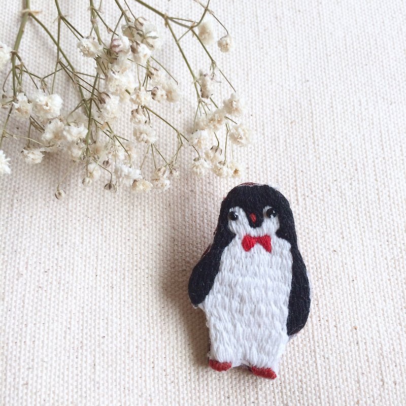 Handmade embroidery* Mr. Penguin from the South Pole - เข็มกลัด - งานปัก สีดำ