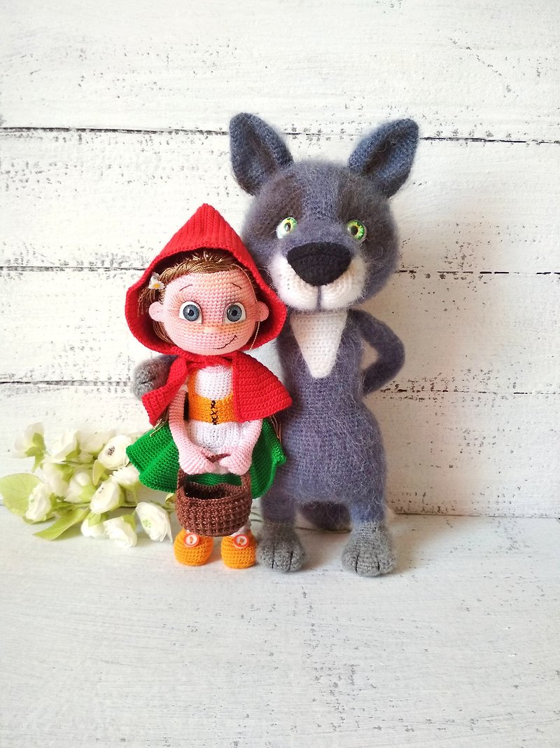 Little red riding hood and wolf- set crochet doll. Big bad wolf & red doll. - ของเล่นเด็ก - วัสดุอื่นๆ สีเทา