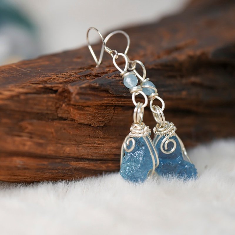 [Throat Chakra Crystal] Aquamarine Raw Mineral Earrings/Hand-woven - พวงกุญแจ - เครื่องเพชรพลอย สีน้ำเงิน