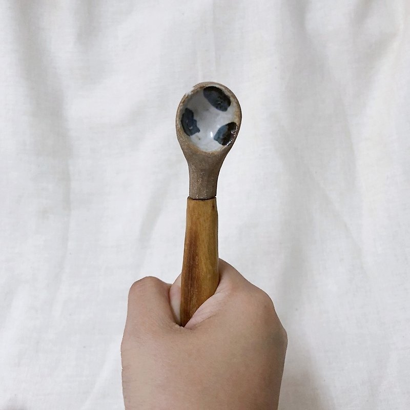 326 studio ceramic spoon  With wooden handle poka dot - 刀/叉/湯匙/餐具組 - 陶 白色