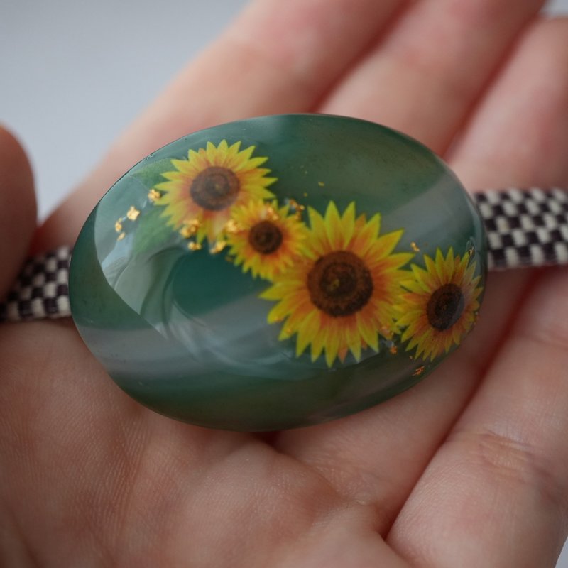 [iichi Exclusive] Natural Stone Green Agate and Sunflower Obi Clasp [One-of-a-Kind] Brooch Ponytail Hook - อื่นๆ - เครื่องเพชรพลอย สีเขียว