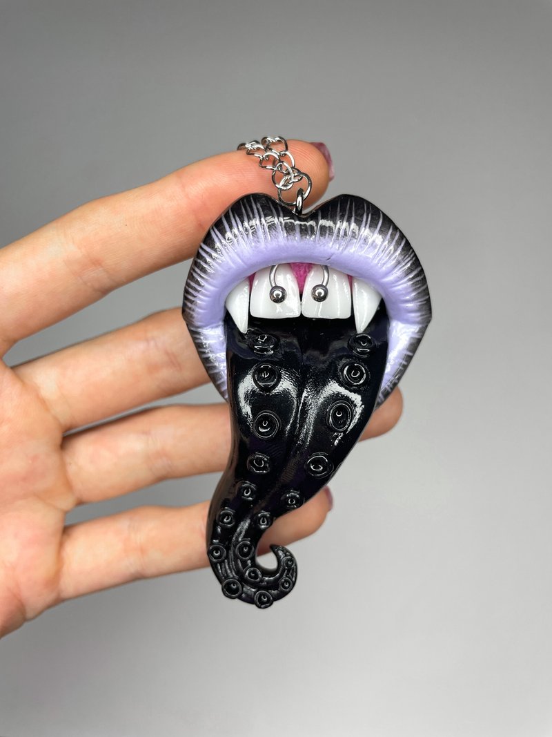 ペンダント。パステルパープルの唇と黒い触手。 - ネックレス - 粘土 