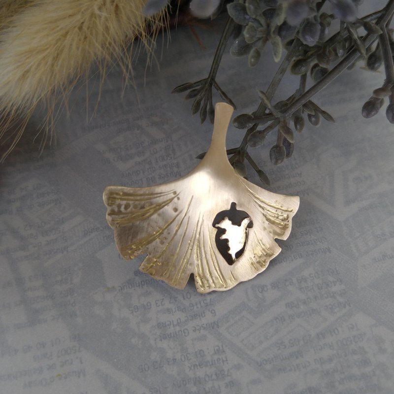 黃銅松鼠一瞥銀杏葉胸針 - 心口針/胸針 - 其他金屬 金色