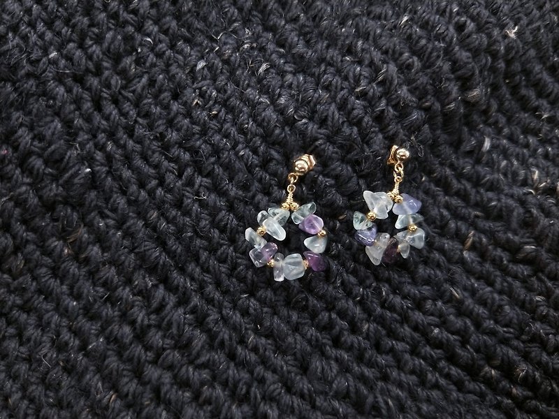 [18K Gold / Light Luxury Series] Irregular Purple Fluorite Small Wreath Ear Pin Ear Clip Earrings - ต่างหู - คริสตัล หลากหลายสี