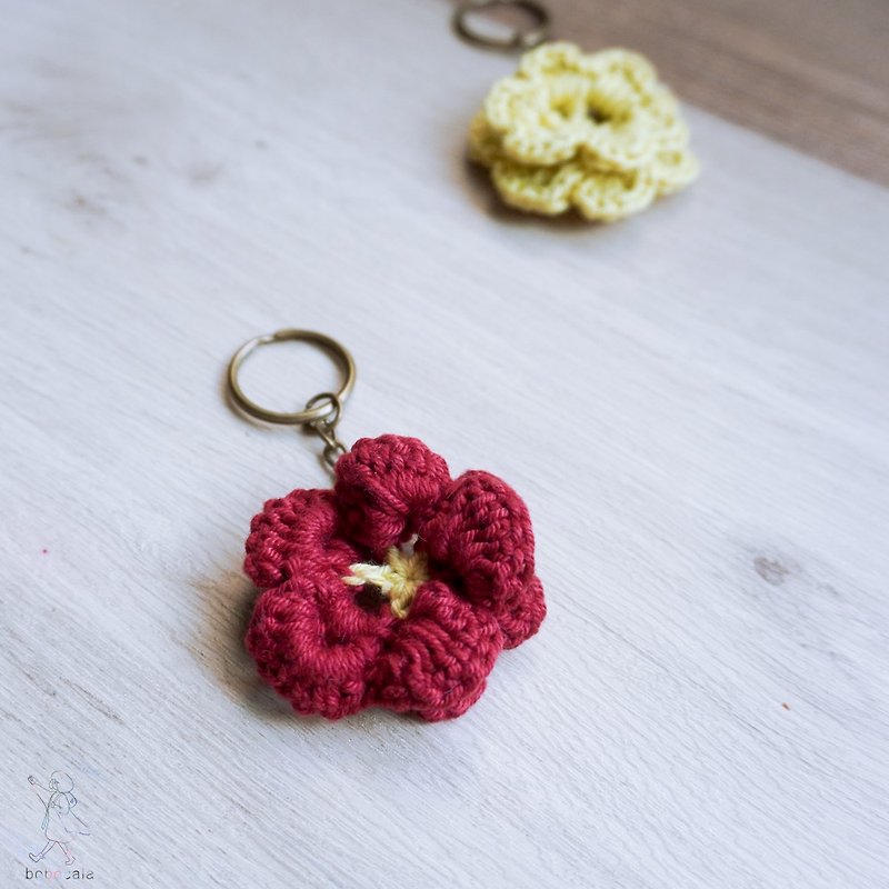 [Handmade knitting] Camellia key ring charm/crochet. Color can be customized - Keychains - Cotton & Hemp Multicolor