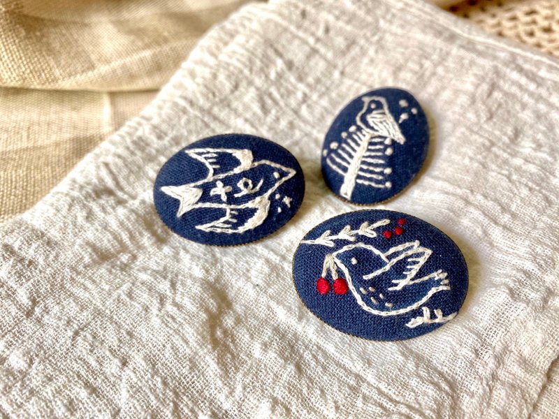藍白色文青小鳥刺繡胸針 - 胸針 - 棉．麻 藍色