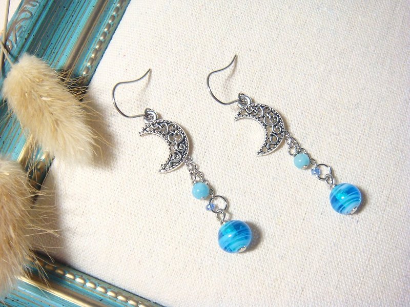 Grapefruit Forest Glass - Glass Earrings - Crescent Moon - Light Blue - Clip-on Changeable - ต่างหู - แก้ว สีน้ำเงิน