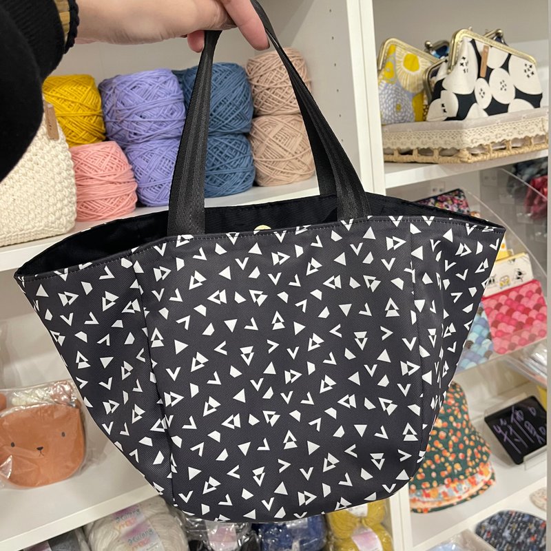 幾何学模様。お散歩バッグ / バットバッグ / バルーンバッグ。トートバッグ / ショッピングバッグ / ランチバッグ - トートバッグ・ハンドバッグ - ポリエステル 