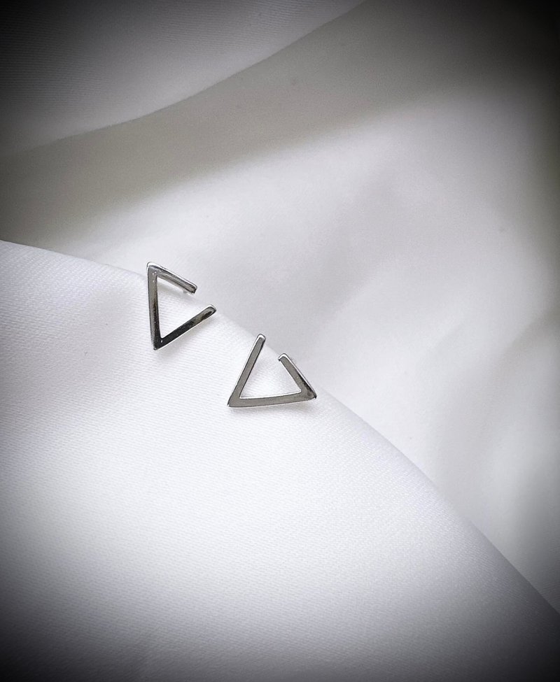 C&W s925 sterling silver geometric triangle notch personalized on-ear earrings - ต่างหู - เงินแท้ สีเงิน