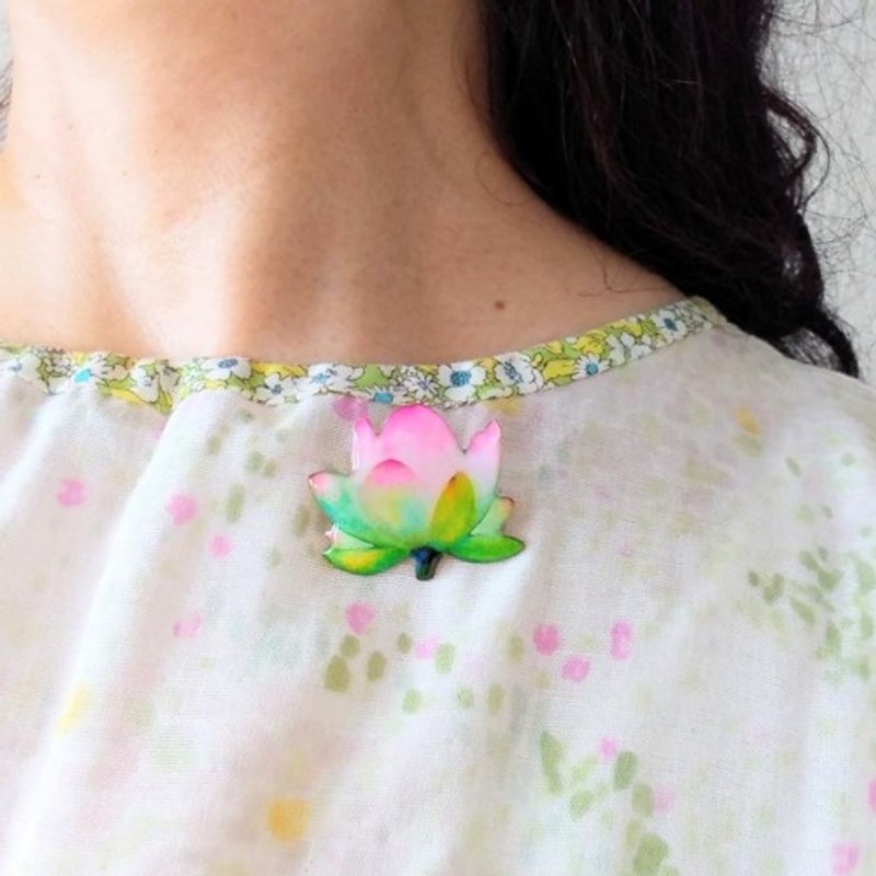 蓮の花ブローチ(グリーン系) - 胸針 - 塑膠 