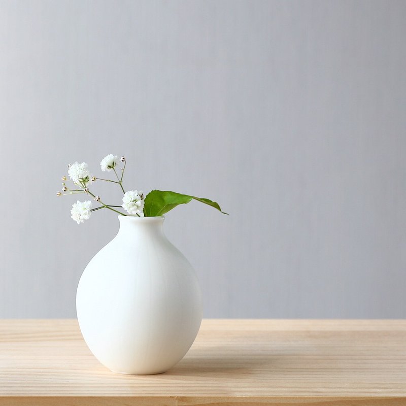 Small white pottery flower vase - เซรามิก - เครื่องลายคราม ขาว