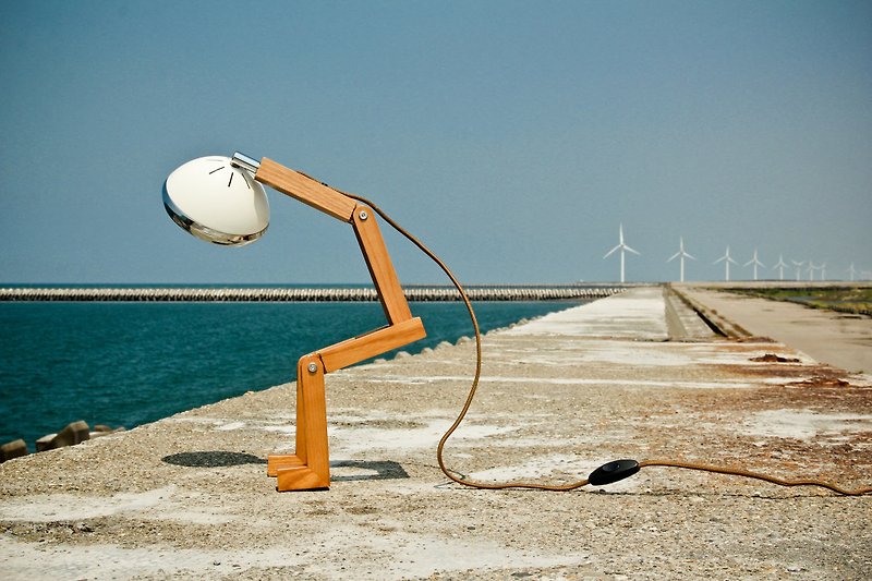 Soyeeが設計したロボットライトLED梣木製テーブルランプ_レトロホワイト - 照明・ランプ - 木製 ホワイト