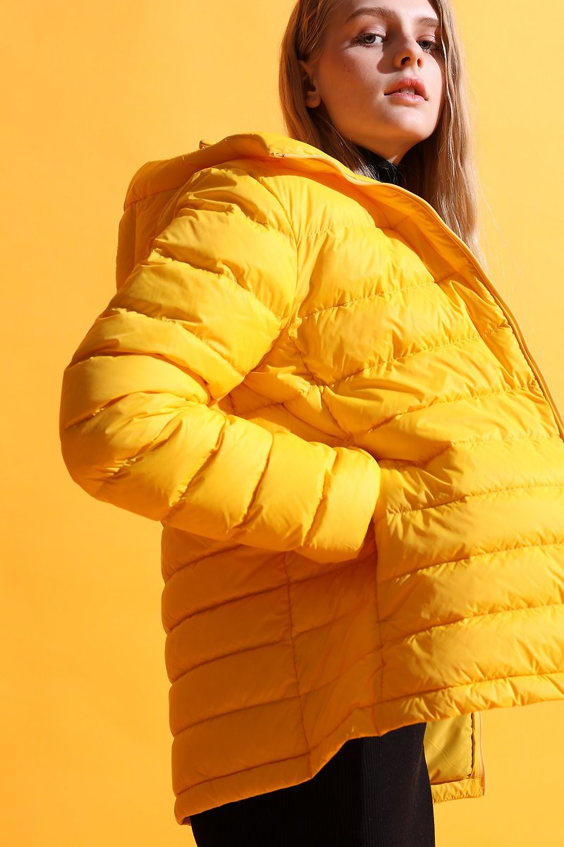 Travel smart heating hooded light down jacket unisex (power bank not included) - เสื้อโค้ทผู้ชาย - วัสดุอื่นๆ สีเหลือง