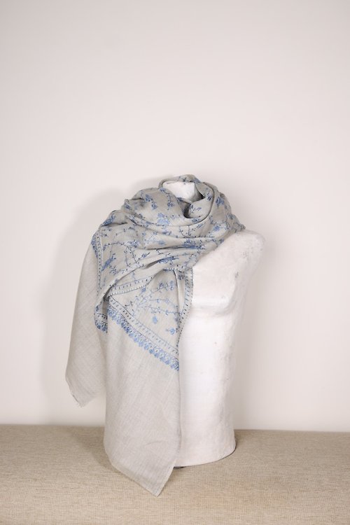 M31仙女星工作室 【母親節禮物】喀什米爾羊絨手工刺繡藤蔓圍巾披肩淺灰藍色腰果花