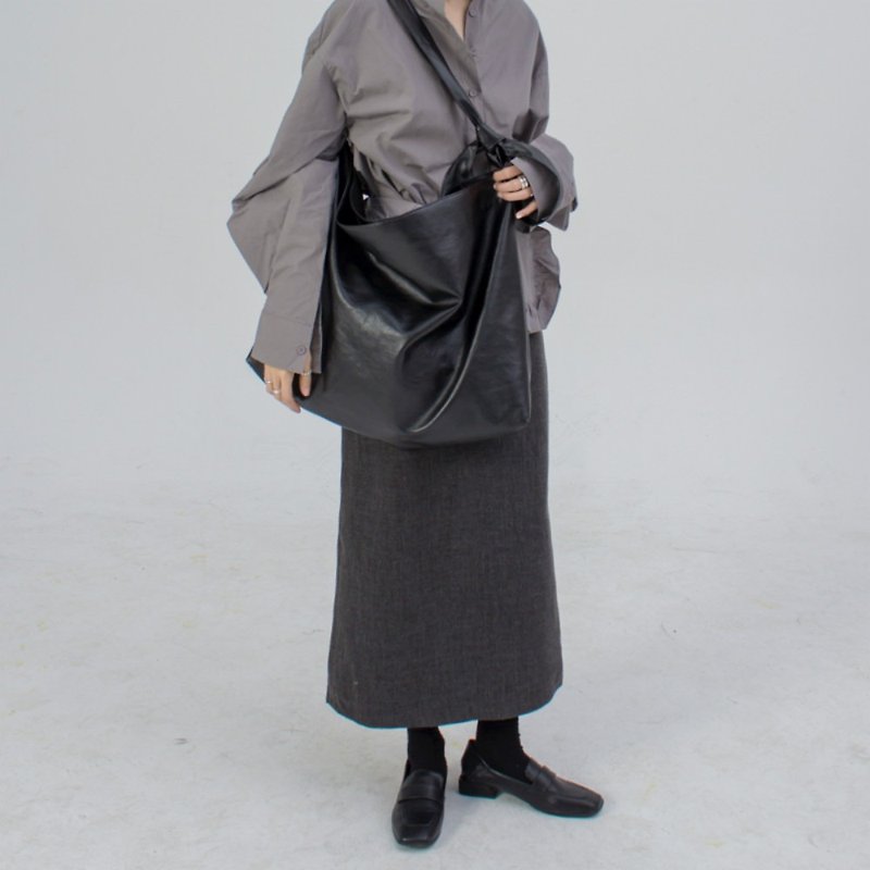 Black strap knotted design large capacity soft leather bag shoulder Messenger bag minimalist shopping bag tote bag - กระเป๋าแมสเซนเจอร์ - หนังเทียม สีดำ