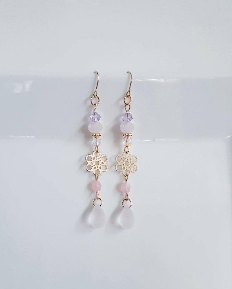 Soft and pale pink earrings with floral openwork and glass beads. Birthday gift. Cute, swinging design. Hypoallergenic earrings or Clip-On can be changed. - ต่างหู - แก้ว สึชมพู