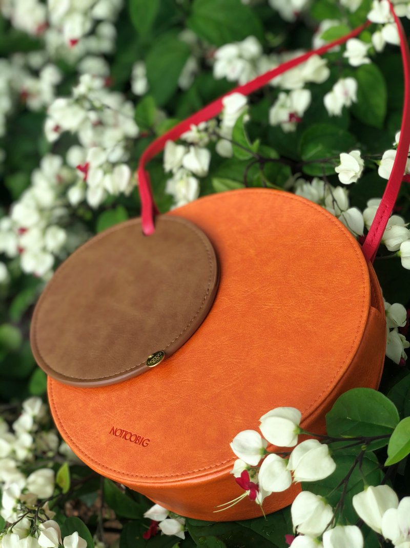 Round goodlook side backpack original design niche brand orange X brown - กระเป๋าแมสเซนเจอร์ - หนังเทียม สีส้ม