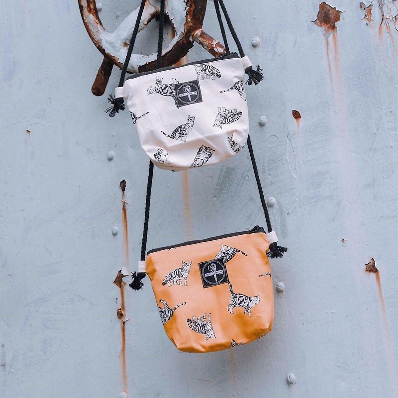 Side back small square bag / black and white cat - กระเป๋าแมสเซนเจอร์ - ผ้าฝ้าย/ผ้าลินิน สีส้ม
