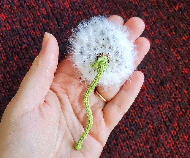 I made a spider brooch from resin and dandelion fluff : r/handmade