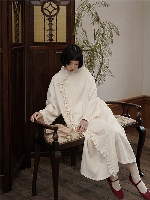 然而 RANER 奶油米白色 新中式國風立領側繫帶洋裝 暗紋改良旗袍連衣裙長袖裙