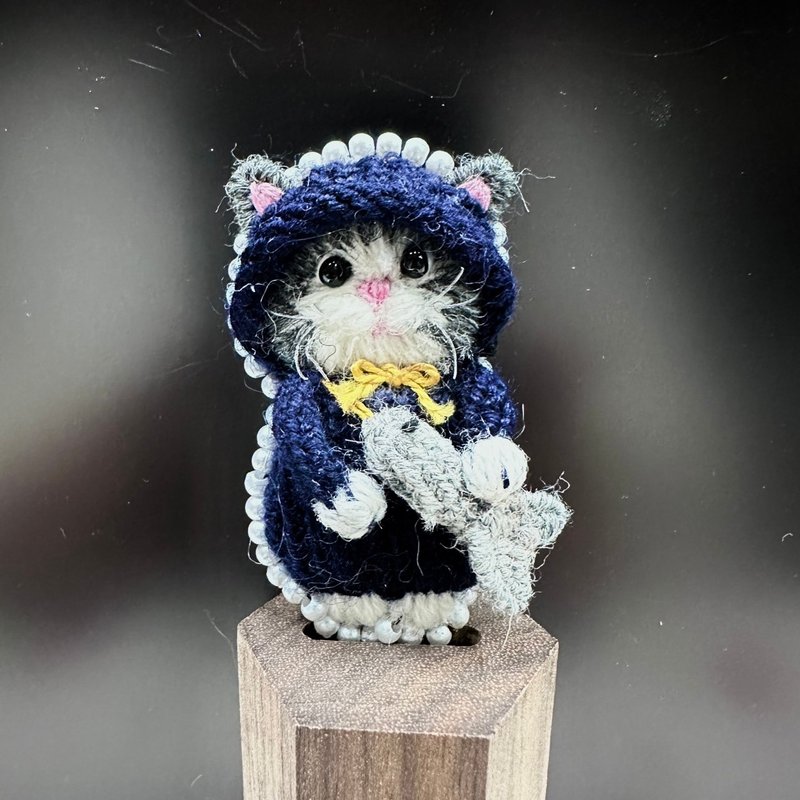 純手工立體刺繡別針 / 戴帽子的貓 - 徽章/別針 - 棉．麻 