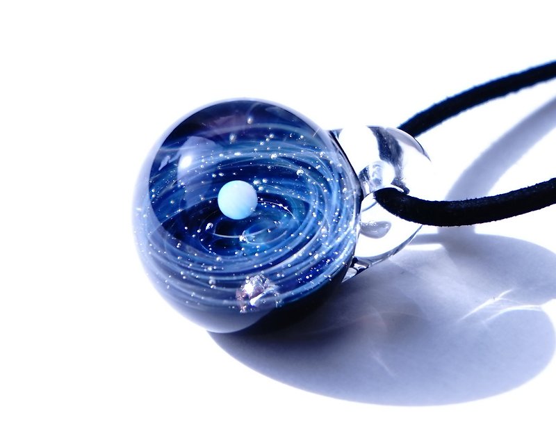 惑星 隕石の世界 ver星雲 ホワイトオパール、隕石入り ガラス ペンダント 宇宙 【送料無料】 - ネックレス - ガラス ブルー
