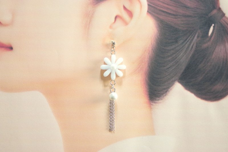 樹脂藝術 花朵、棉珠與流蘇耳環・雪花 - 耳環/耳夾 - 樹脂 白色