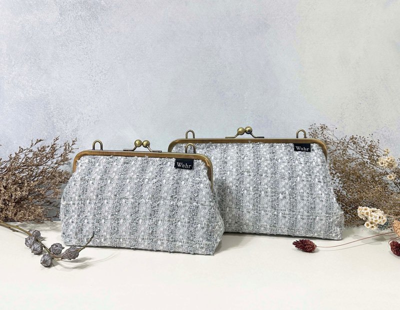 gray with blue lines clasp frame bag/with chain/ cosmetic bag - กระเป๋าแมสเซนเจอร์ - ผ้าฝ้าย/ผ้าลินิน สีเทา