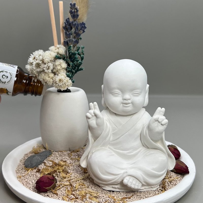 24HR 淨念吉祥小佛(一笑) 永生花圓盤組合 藝術香氛擴香 精油香氛 - 香氛/精油/擴香 - 水泥 白色