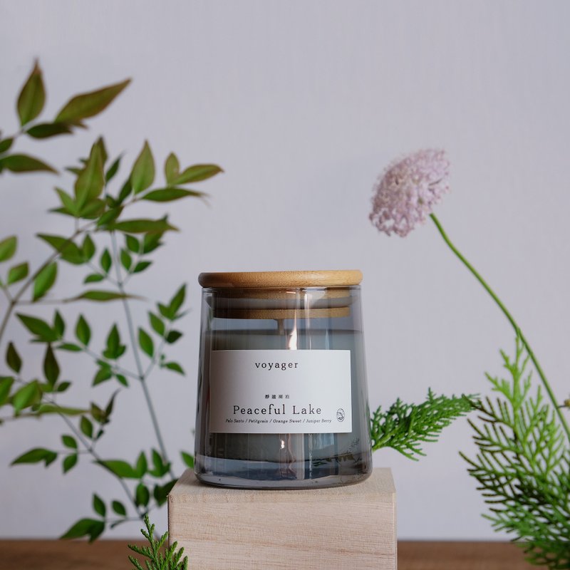 Wood Four | Tranquil Lake Natural Essential Oil Scented Candle | voyager - เทียน/เชิงเทียน - แก้ว สีเทา