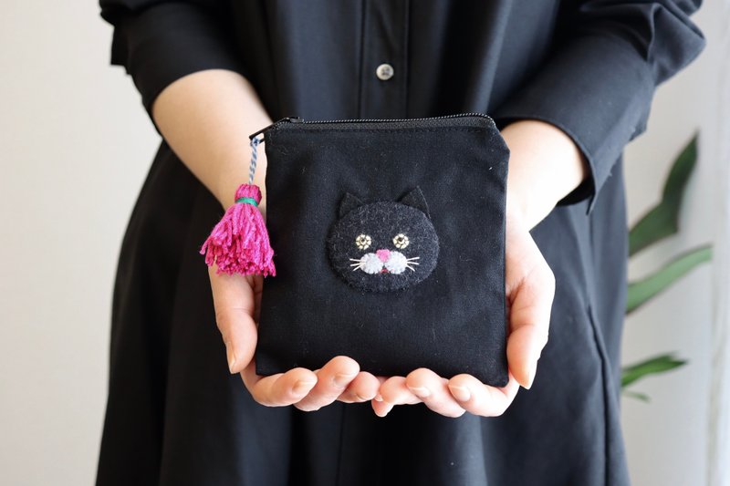刺しゅう風アップリケ ほっこり黒猫のポーチ カラフルタッセルつき - 化妝包/收納袋 - 棉．麻 黑色
