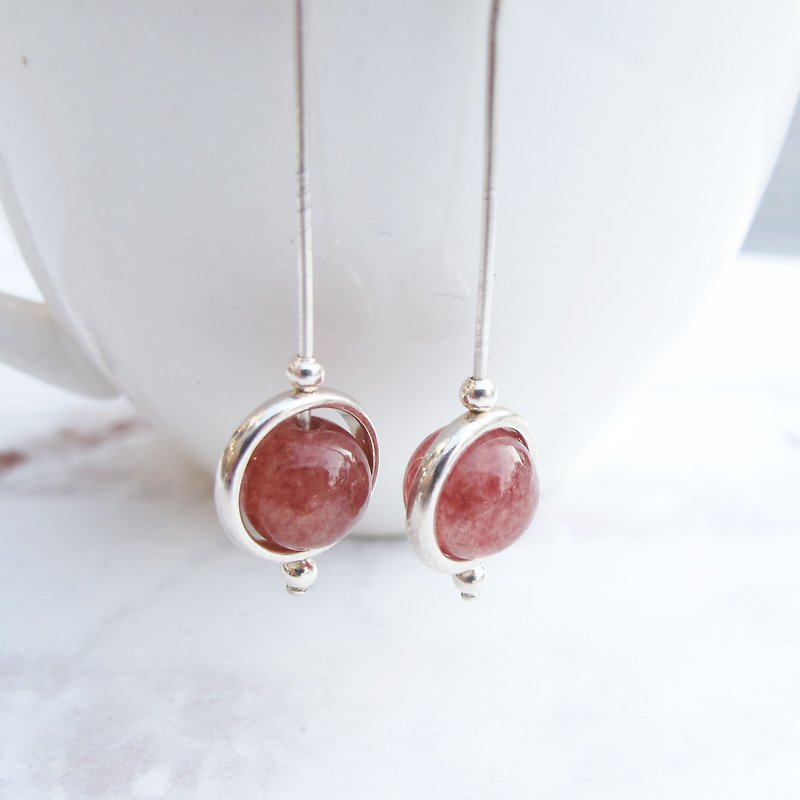 Bigman Taipa [Handmade Silver] Strawberry Crystal × Globe Handmade Sterling Silver Earrings - Earrings & Clip-ons - Other Metals Red