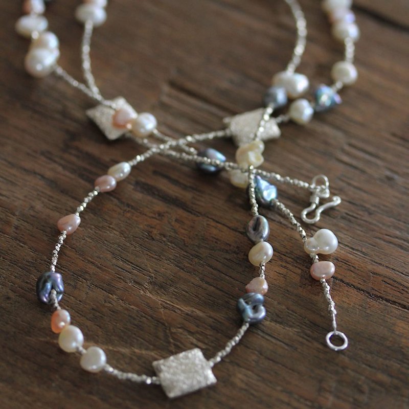 パターン化されたシルバービーズと不規則な3色の真珠のネックレス（N0004） - ネックレス - シルバー シルバー