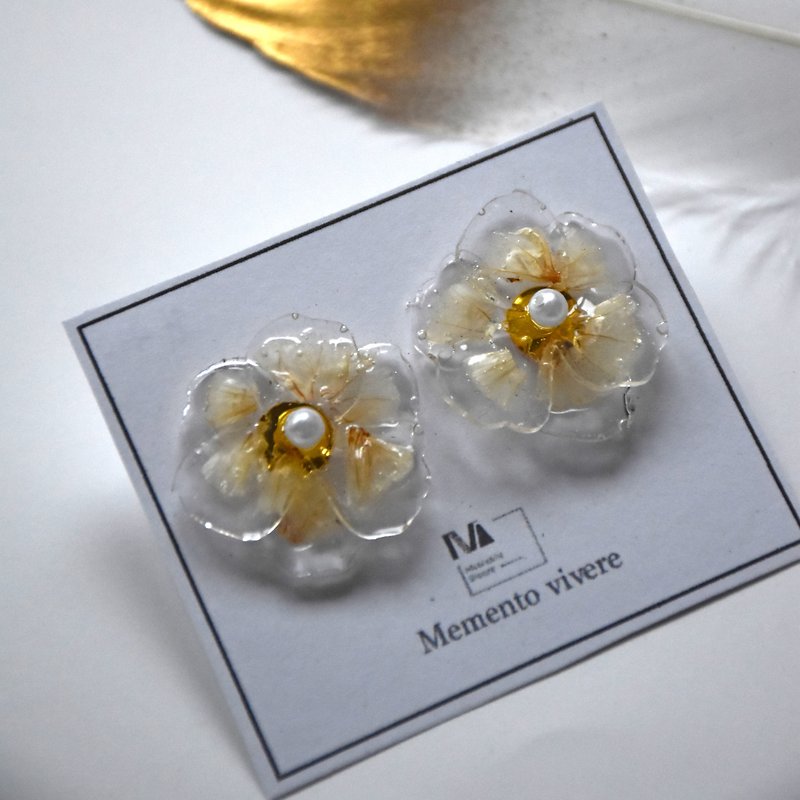 Three-dimensional small white flower dry flower pearl earrings sterling silver earrings clip-on earrings - Earrings & Clip-ons - Plants & Flowers White