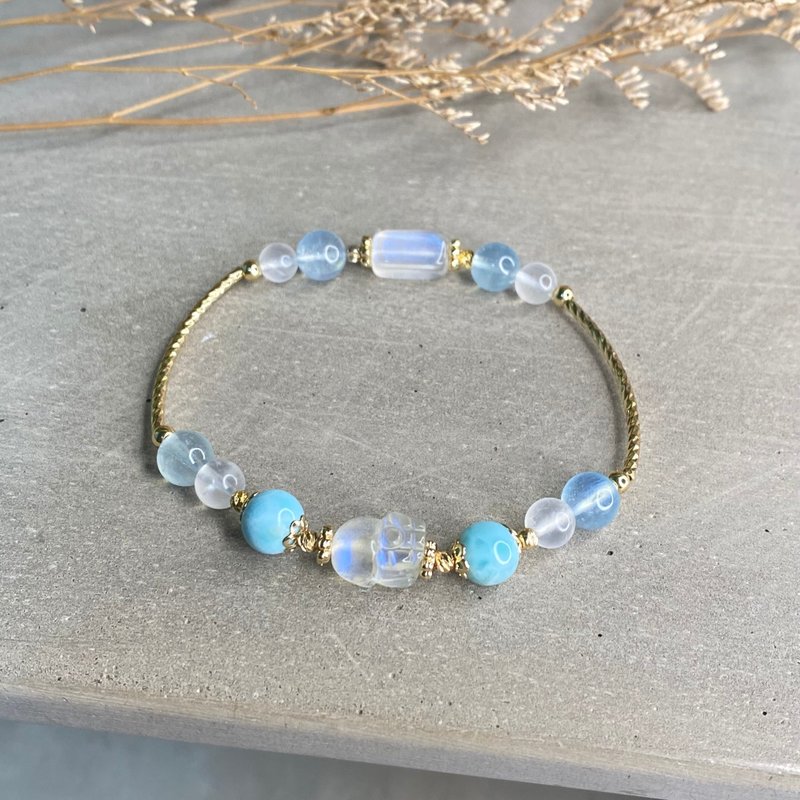 Sea Stone stone and beaded Pixiu shape moonstone aquamarine bracelet handmade - สร้อยข้อมือ - คริสตัล สีน้ำเงิน