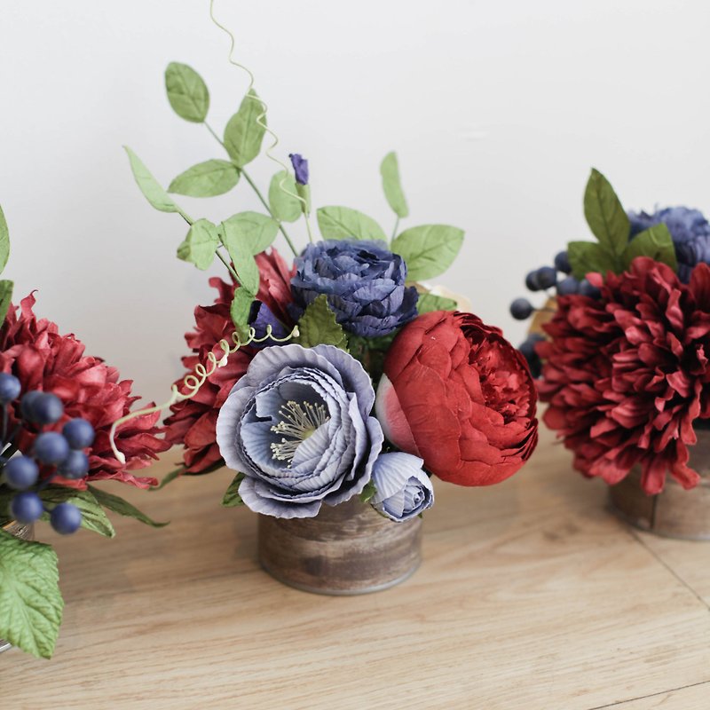 COPPER RED AND NAVY BLUE Aromatic Small Flower Gift Box - น้ำหอม - กระดาษ สีแดง