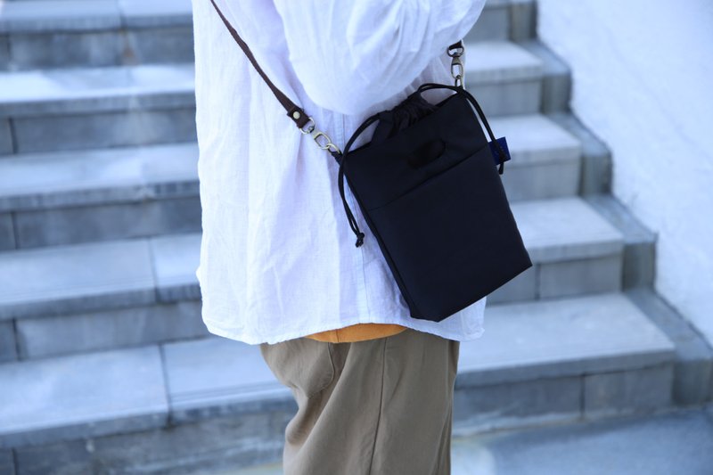 [Xie Studio] Drawstring bag/all black - Messenger Bags & Sling Bags - Other Man-Made Fibers 