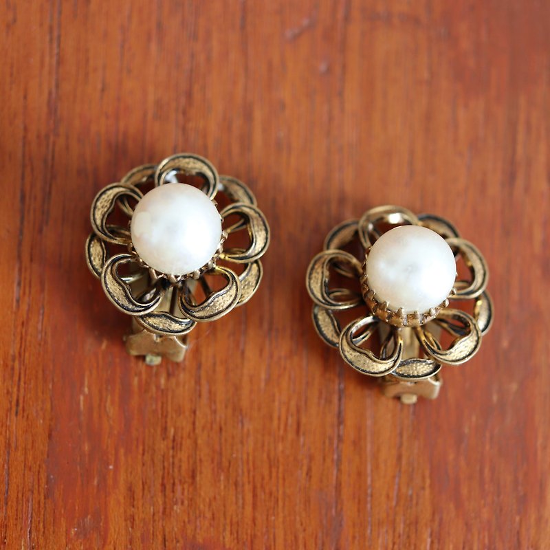 Nordic pearl three-dimensional gold flower clip-on old earrings - Earrings & Clip-ons - Other Metals Gold