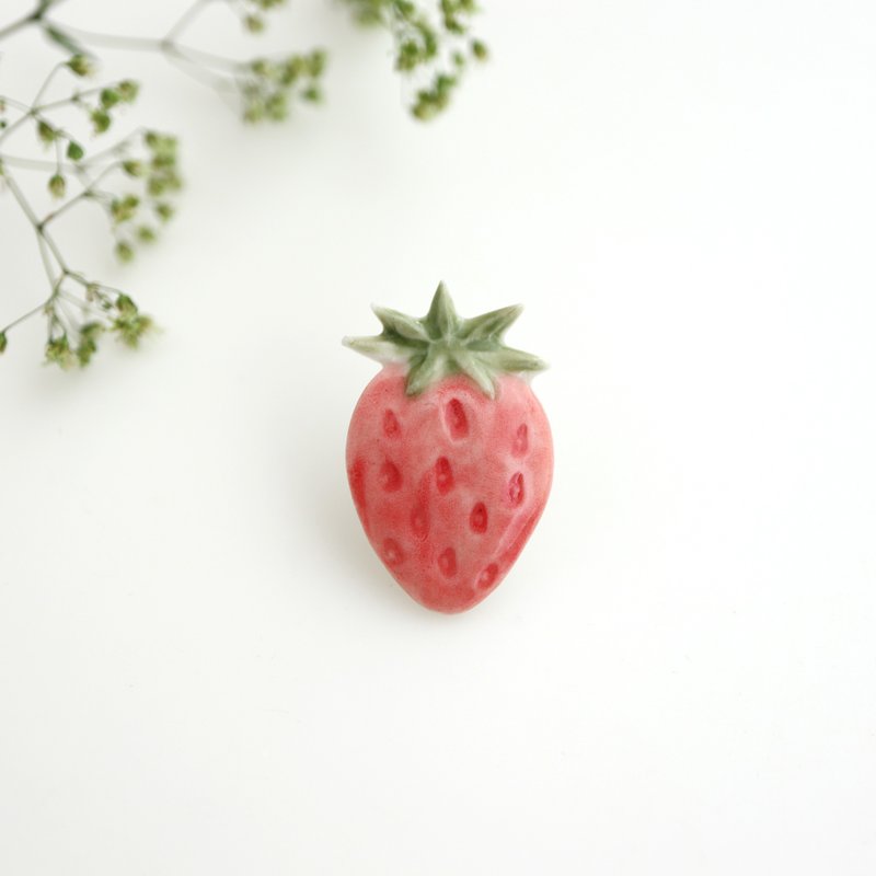 Strawberry pin brooch - 胸針 - 瓷 紅色