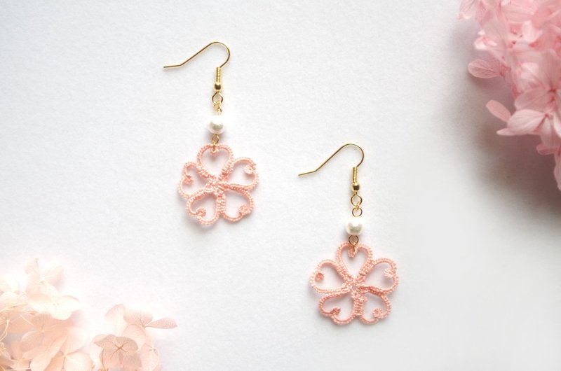 Tatting lace cherry blossom and cotton pearl earrings - ต่างหู - ผ้าฝ้าย/ผ้าลินิน สึชมพู