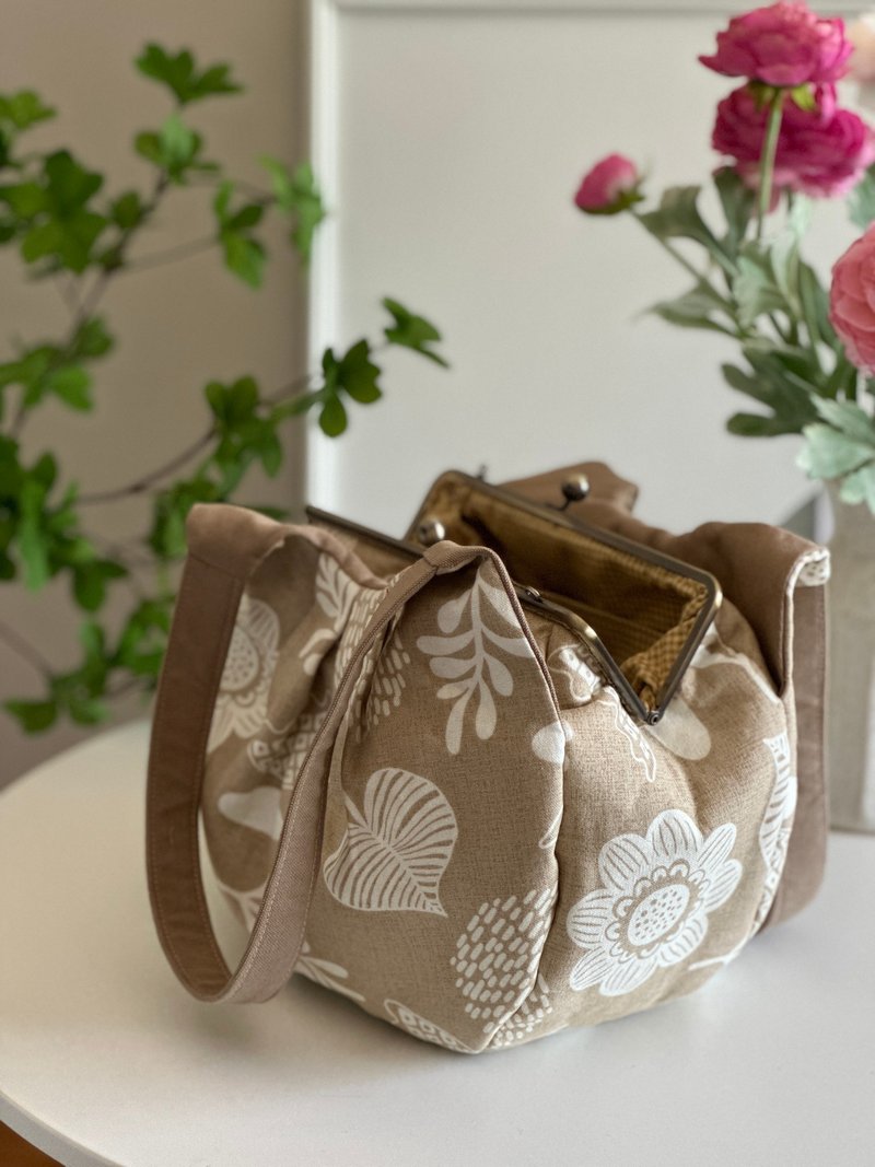 Oatmeal Rice Autumn Plant Concerto Three-layer Square Kiss Lock Bag Shoulder Bag - กระเป๋าแมสเซนเจอร์ - ผ้าฝ้าย/ผ้าลินิน 