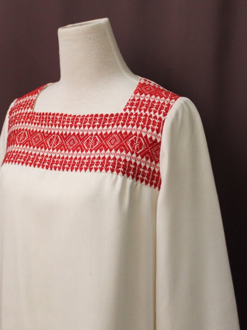 Vintage European Early Autumn Hungarian National Wind Red Geometric Embroidered Beige Long Sleeve Vintage Top - Women's Tops - Polyester Yellow