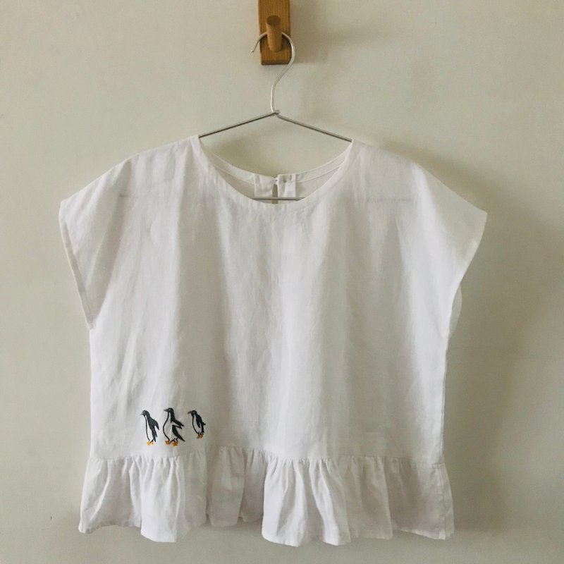 手工刺繡企鵝 白色亞麻法式袖上衣 - 女 T 恤 - 棉．麻 白色