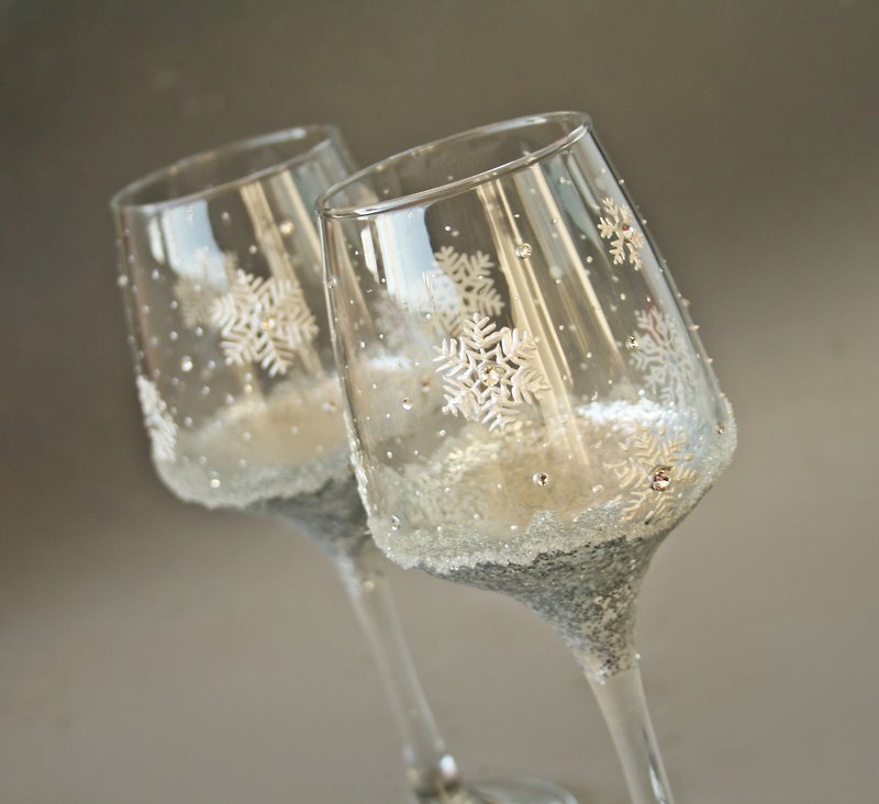 Wine Glasses Snowflakes Winter Wedding Hand Painted Set of 2 - แก้วไวน์ - แก้ว สีเงิน