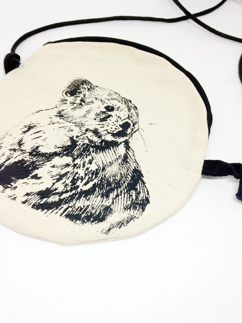 Koslov's pika: Handmade screen printing canvas round bag (come with wax rope) - กระเป๋าแมสเซนเจอร์ - ผ้าฝ้าย/ผ้าลินิน ขาว