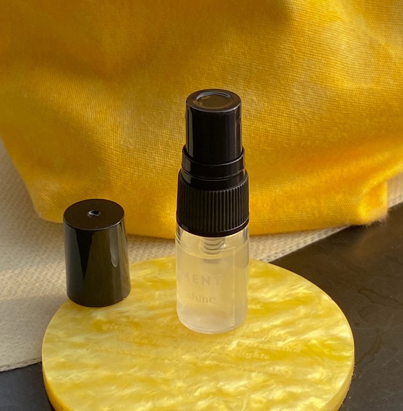 6:45 Fragrant and warm fabric space spray bottle 2ml - น้ำหอม - วัสดุอื่นๆ 