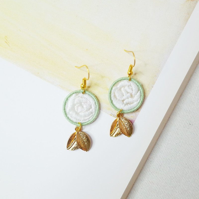 白玫瑰 手刺繡耳環 耳夾/耳勾 - 耳環/耳夾/耳骨夾 - 繡線 白色